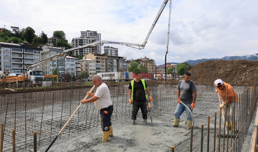 Arhavi Belediyesi tarafından sahil dolgu alanında yapımı süren sosyal tesis,