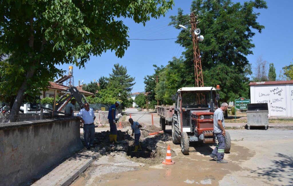 Zile Belediyesi Fen İşleri Müdürlüğü ekipleri, ilçedeki altyapı hizmetlerini iyileştirmek