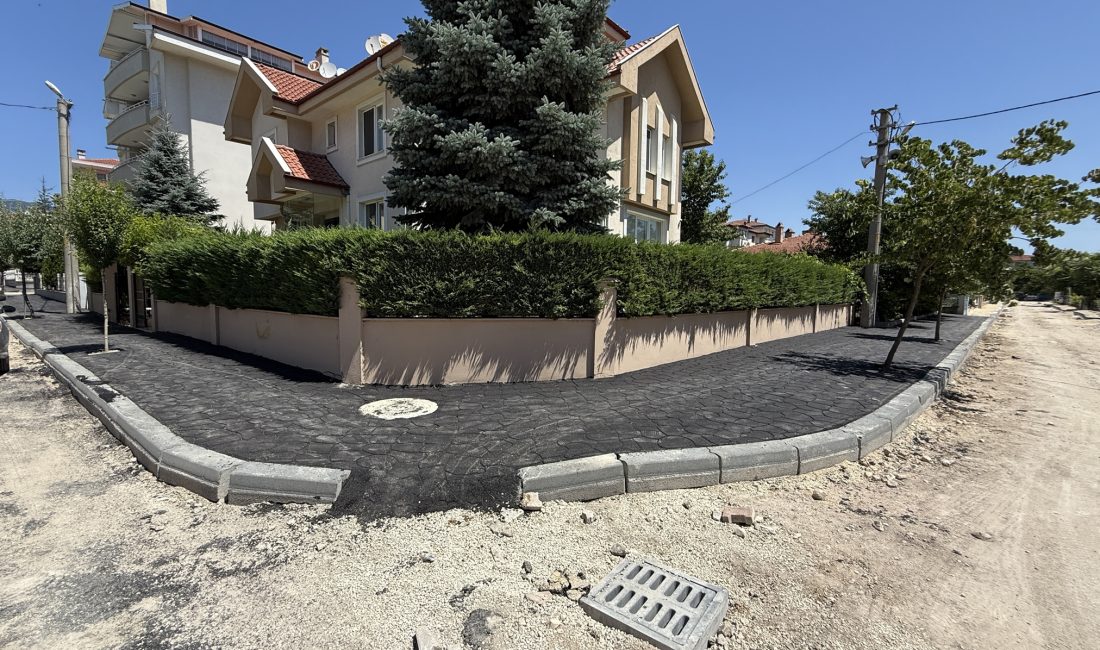 Bolu Belediyesi tarafından Bahçelievler Mahallesi’nde dört sokakta yol ve kaldırım