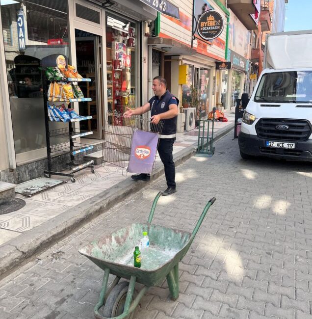 Taşköprü Belediyesi Zabıta Müdürlüğü ekipleri, ilçe genelinde kaldırımların yayalar tarafından