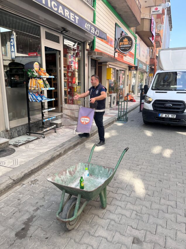Taşköprü Belediyesi Zabıta Müdürlüğü ekipleri, ilçe genelinde kaldırımların yayalar tarafından