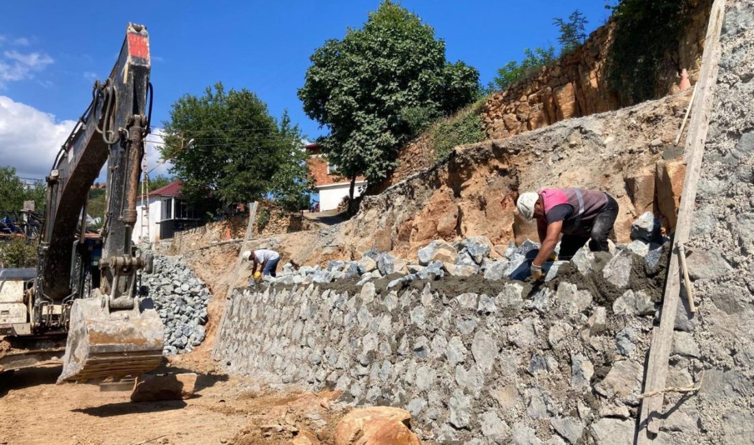 Ordu Büyükşehir Belediyesi Fatsa ilçesinde taş duvar çalışması gerçekleştiriyor. Kırsal