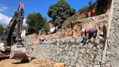 Ordu Büyükşehir Belediyesi Fatsa ilçesinde taş duvar çalışması gerçekleştiriyor. Kırsal
