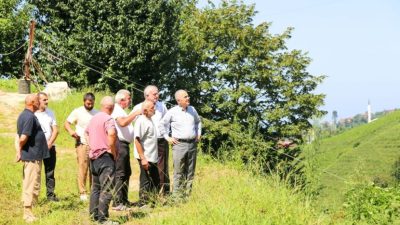 Rize Belediye Başkanı Rahmi Metin, mahalle ziyaretleri kapsamında vatandaşların taleplerini