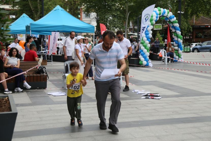 Rize’de Aile Yılı’na Özel Oryantiring Yarışı Büyük İlgi Gördü Rize Belediyesi, 2025 yılı “Aile Yılı” etkinlikleri kapsamında Çarşı AVM’de