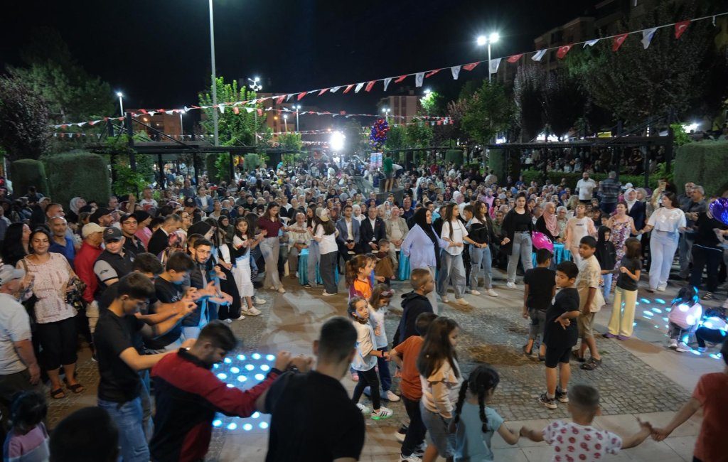 Mahalle Konserleri Rüstem Eren Parkı’nda Başladı Çorum Belediyesi Kültür-Sanat etkinlikleri kapsamında yaz akşamlarını renklendirmek ve mahalle