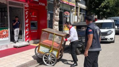Taşköprü Belediyesi Zabıta Müdürlüğü ekipleri, ilçe genelinde kaldırımların yayalar tarafından