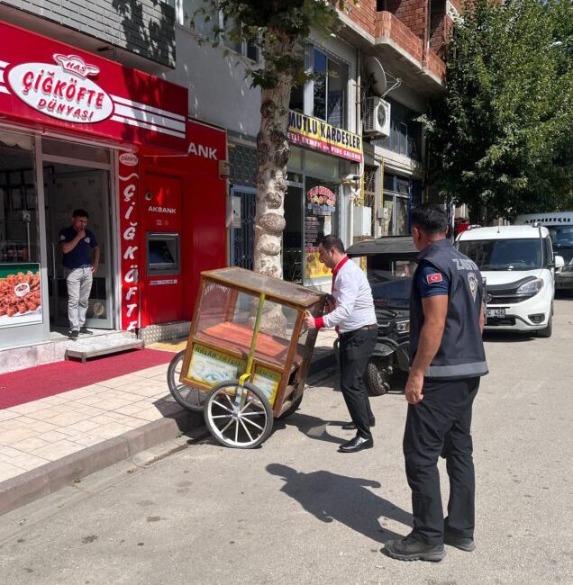 Taşköprü Belediyesi Zabıta Müdürlüğü ekipleri, ilçe genelinde kaldırımların yayalar tarafından