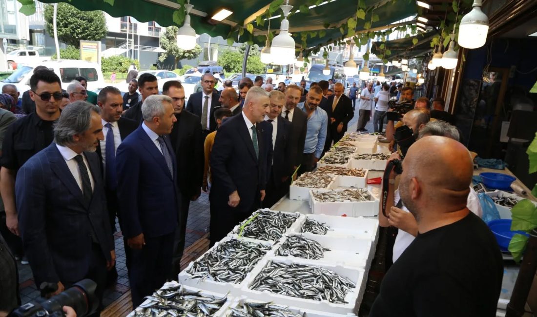 Ticaret Bakanı Ömer Bolat, Rize ziyareti kapsamında Cumhuriyet Caddesinde esnaf