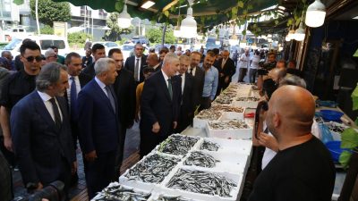 Ticaret Bakanı Ömer Bolat, Rize ziyareti kapsamında Cumhuriyet Caddesinde esnaf