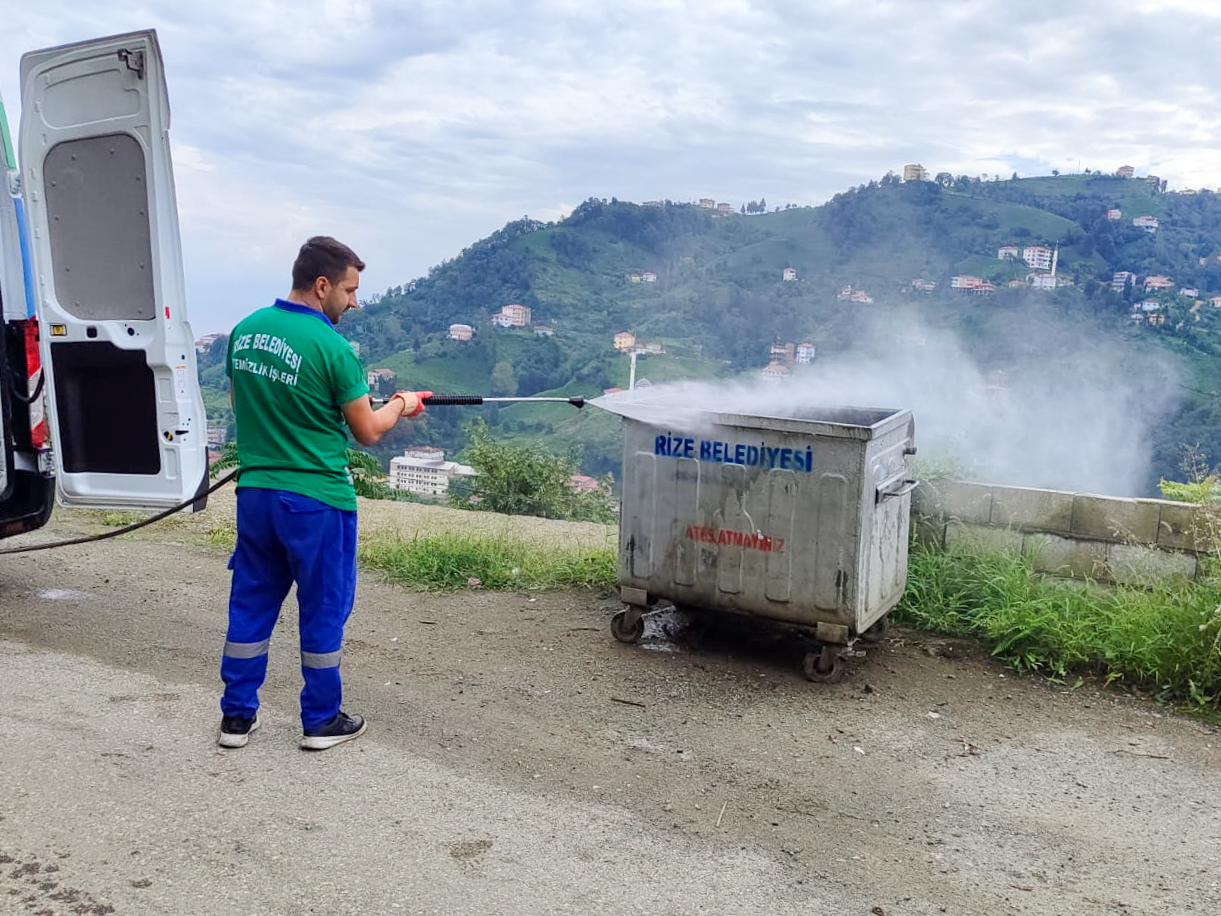 Rize Belediyesi Temizlik İşleri Müdürlüğü ekipleri, şehir genelinde halk sağlığına