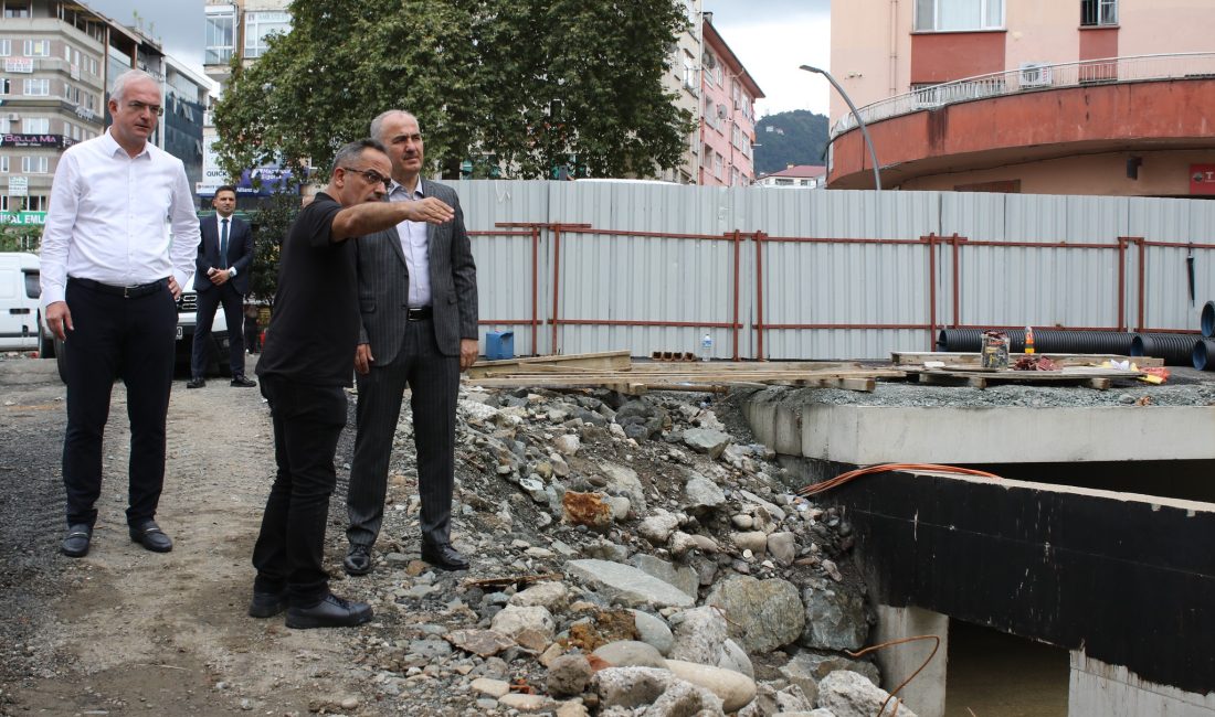 Rize Belediye Başkanı Rahmi Metin, beraberinde Başkan Yardımcısı Muhittin Aydın