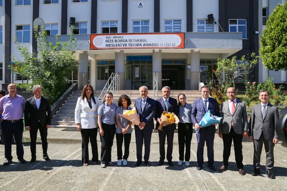 Rize Belediye Başkanı Rahmi Metin, beraberinde Rize Valisi İhsan Selim
