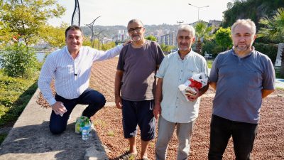 Giresun Belediye Başkanı Fuat Köse, sahilde fındığını kurutan ve özenle