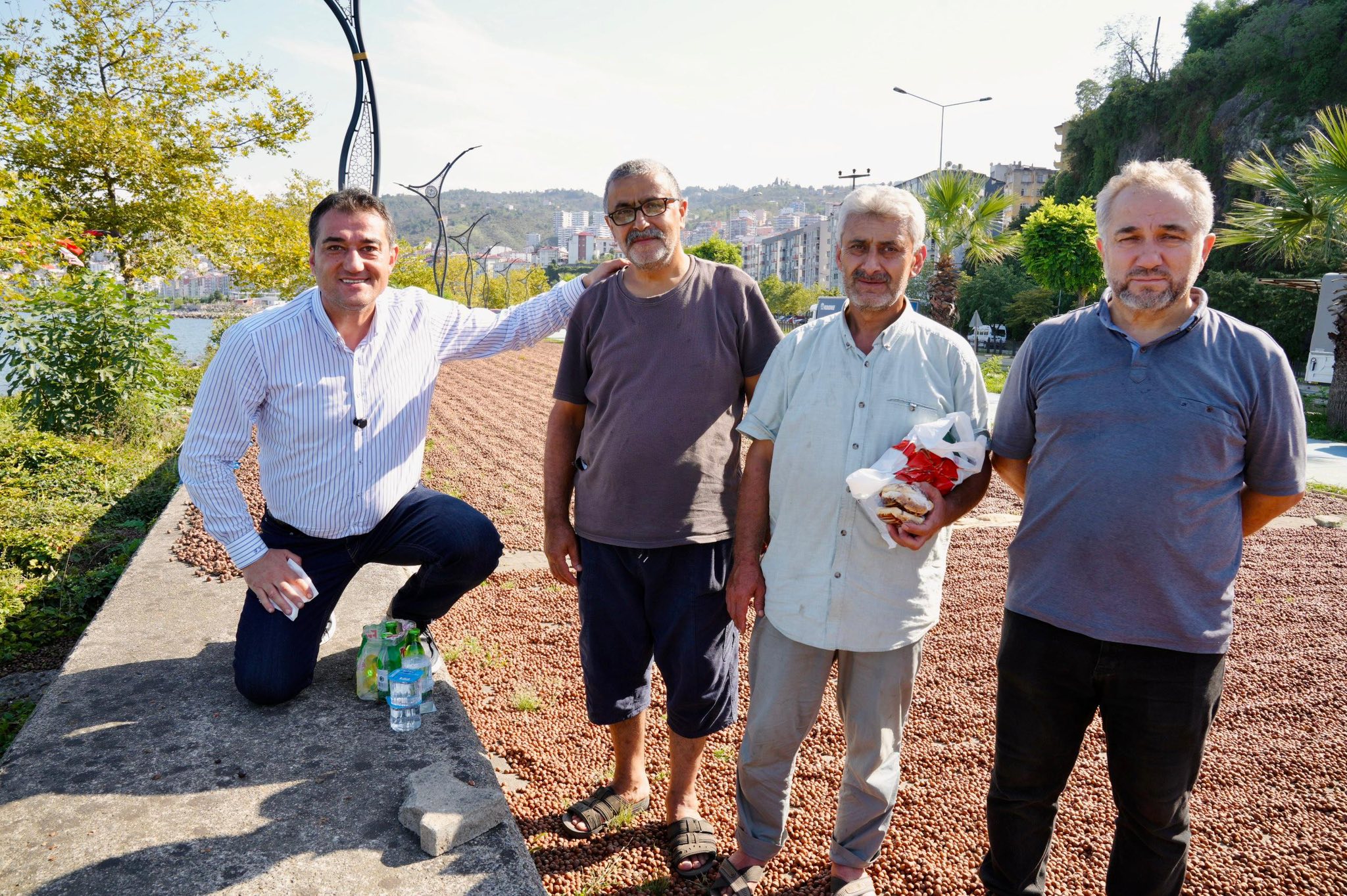 Giresun Belediye Başkanı Fuat Köse, sahilde fındığını kurutan ve özenle