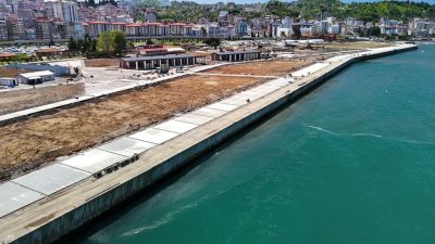 Rize Belediye Başkanı Rahmi Metin beraberinde Belediye Başkan Yardımcısı Muhittin