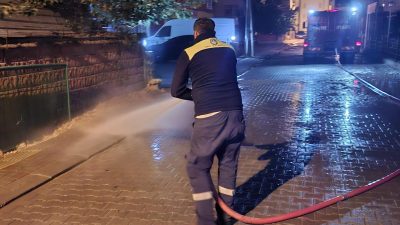 Bartın Belediyesi Temizlik İşleri Müdürlüğü ekipleri, şehir genelinde temizlik çalışmalarını