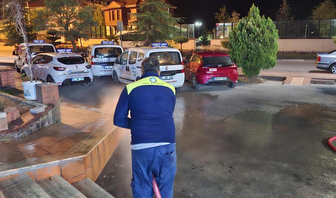 Bartın Belediyesi Temizlik İşleri Müdürlüğü ekipleri, kent genelinde temizlik çalışmalarını