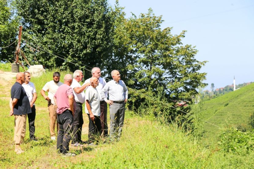 Rize Belediye Başkanı Rahmi Metin, mahalle ziyaretleri kapsamında vatandaşların taleplerini