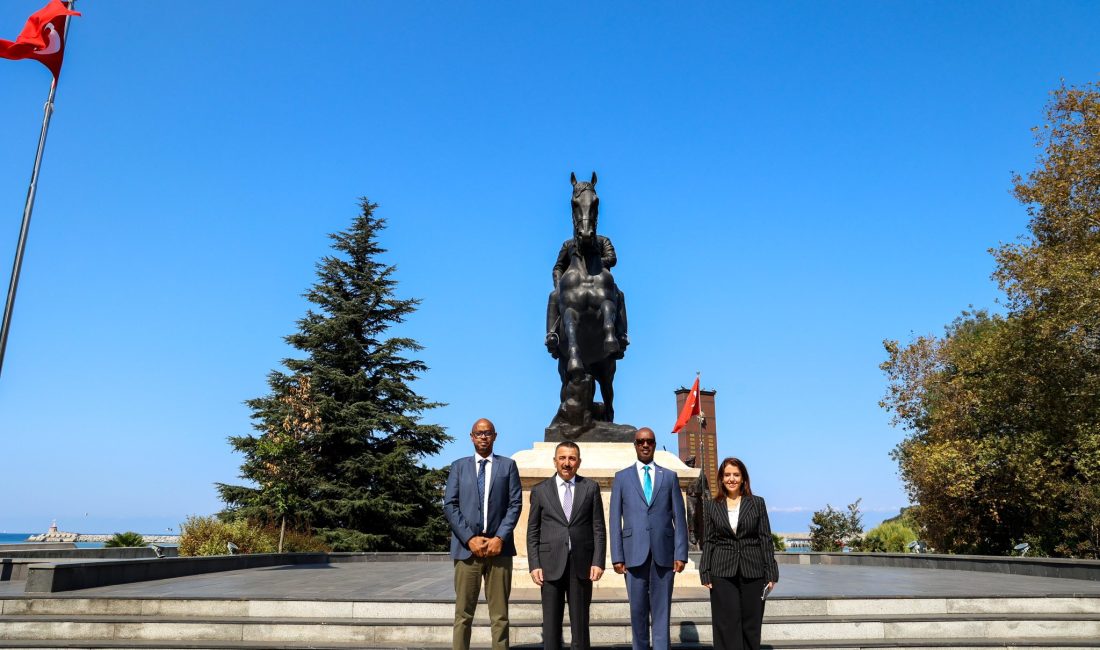 Ruanda Büyükelçisi Charles Kayonga ve Ticaret Ateşesi Lucas Murenzi, Vali
