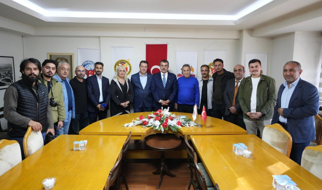 Çeşitli programlar için Erzurum’a giden Bakan Tekin, beraberindeki Erzurum Valisi