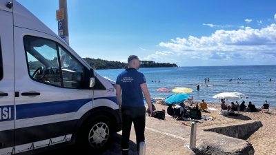 Kocaeli Büyükşehir Belediyesi’ne bağlı Nakil Ambulans ekipleri, yaz sezonunda sahillerde