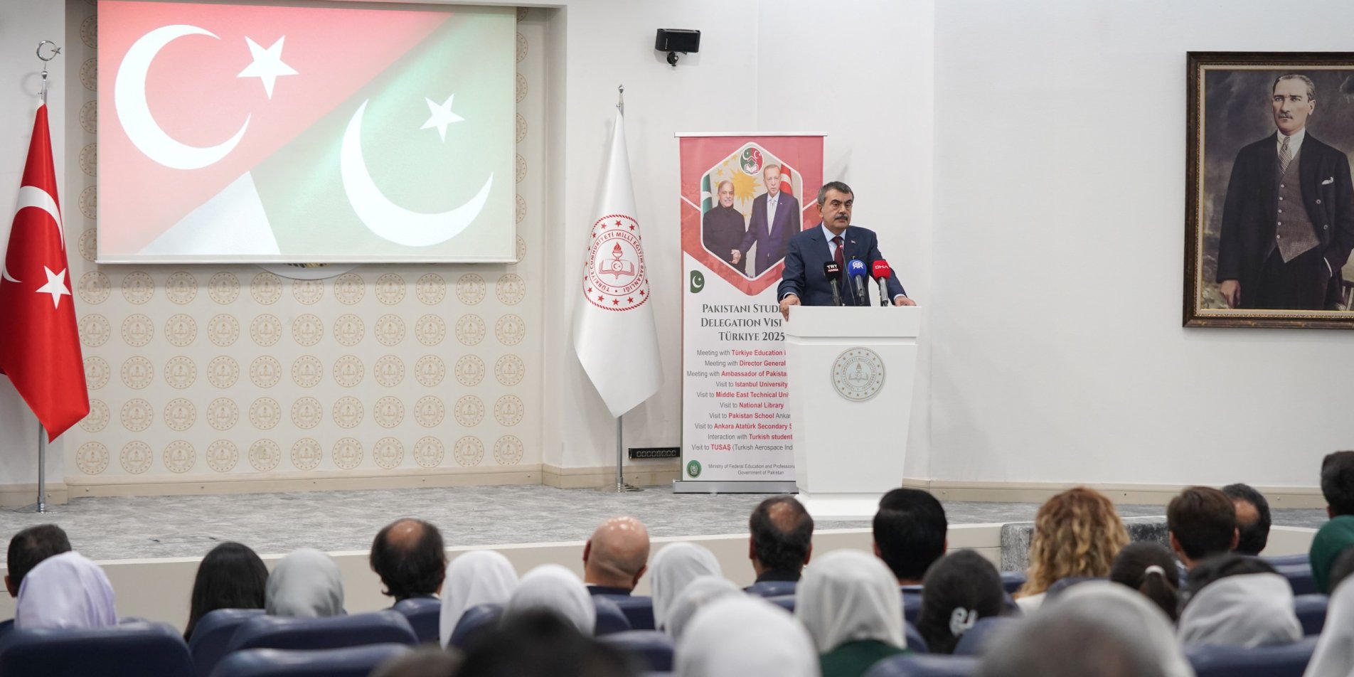 Millî Eğitim Bakanı Yusuf Tekin, Bakanlığın Başöğretmen Salonu’nda ülkelerinde başarı
