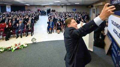 Adalet Bakanı Yılmaz Tunç, hakim-savcı yardımcılığı müessesiyle eğitimini tamamlayan adayların