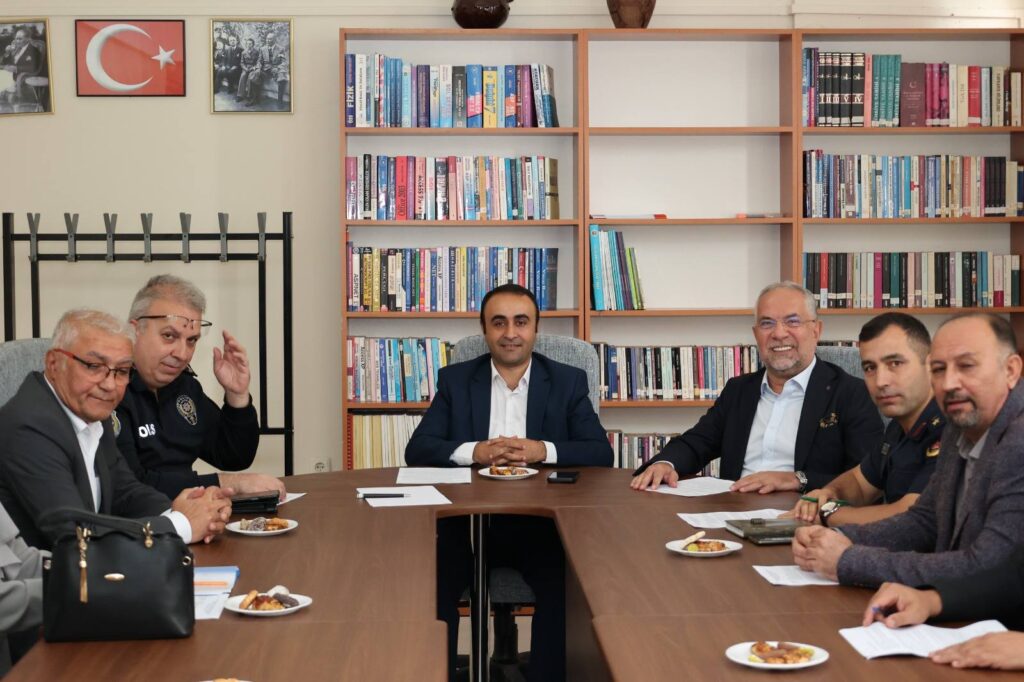 Yeni eğitim-öğretim yılının başlaması dolayısıyla Zile Kaymakamı Çağlar Tekin başkanlığında