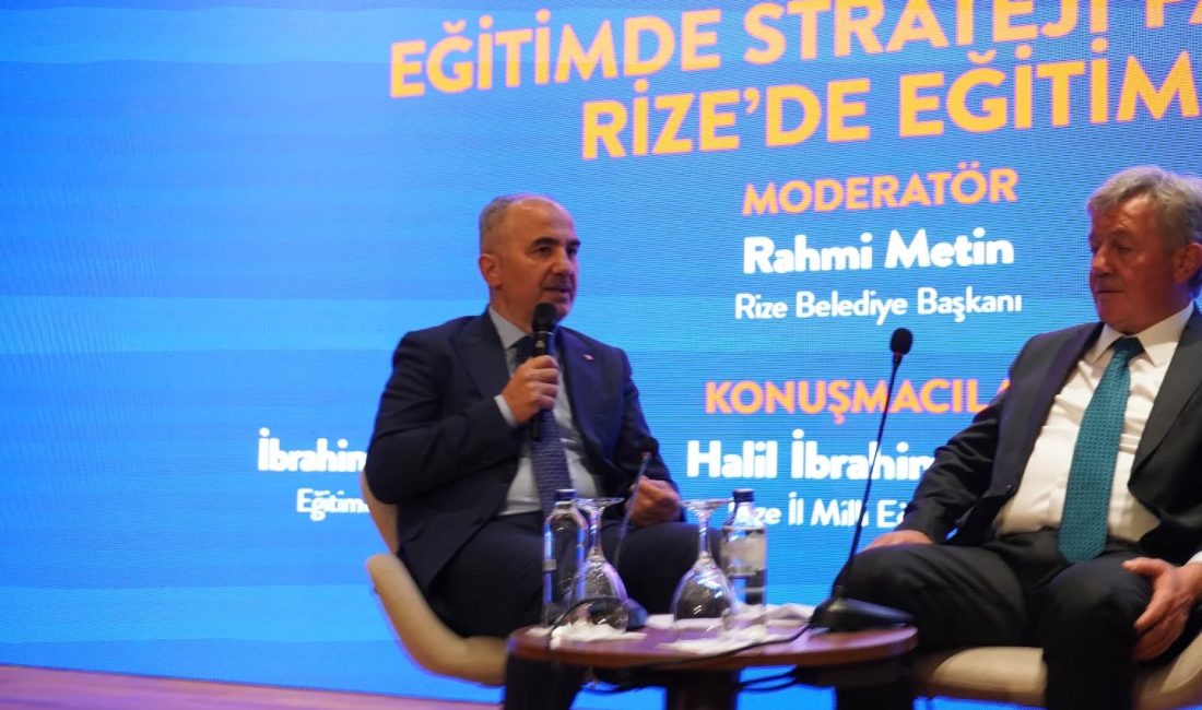 Rize Eğitim Forumu kapsamında, Rize Belediye Başkanı Rahmi Metin moderatörlüğünde