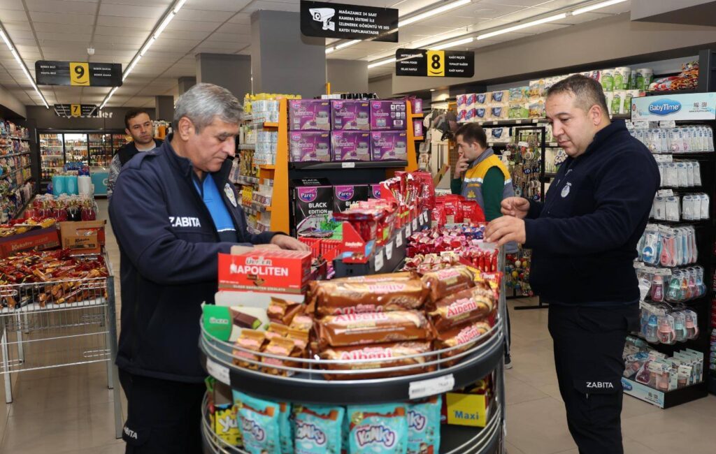 Zabıta Ekiplerinden Marketlerde Sıkı Denetim Zile Belediyesi Zabıta Müdürlüğü ekipleri, ilçemiz genelinde marketlerde hijyen, ruhsat