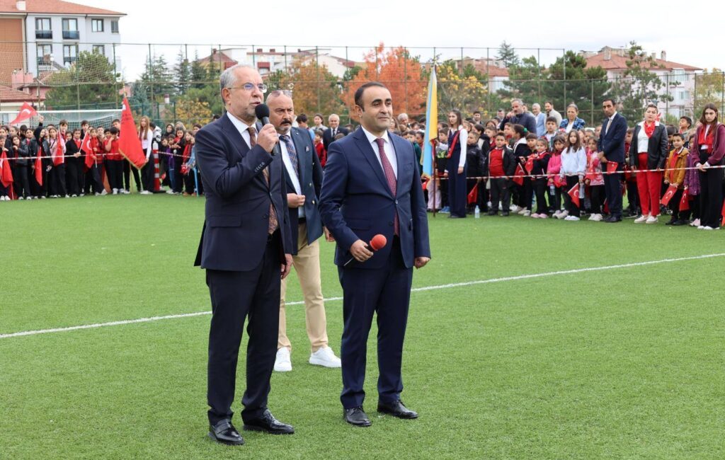 Cumhuriyet Bayramı İlçe Stadyumunda Coşkuyla Kutlandı Zile’de 29 Ekim Cumhuriyet Bayramı kutlamaları, ilçe stadyumunda düzenlenen törenle