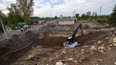 Büyükşehir Belediye Başkanı Yusuf Alemdar, Karapürçek’te Kanlıçay Deresi üzerinde bölge