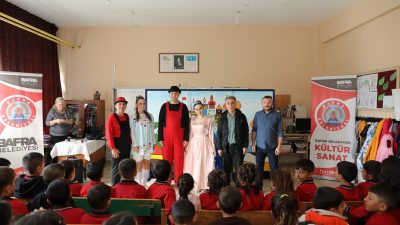 Bafra Belediyesi Tiyatroyu minik yüreklerle buluşturmaya devam ediyor.Çocuk tiyatrosu merkeze