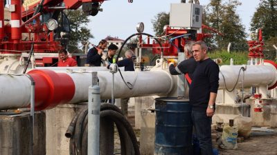 Arhavi Belediye Başkanı Turgay Ataselim, Ardeşen ilçesinde bulunan doğalgaz boru