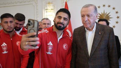 Cumhurbaşkanı Recep Tayyip Erdoğan, Türkiye Geleneksel Güreşler Federasyonu Başkanı İbrahim