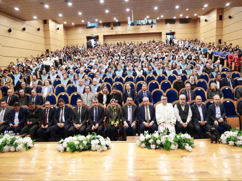 Vali Osman Hacıbektaşoğlu, Bülent Ecevit Üniversitesi’nin 2025–2026 Akademik Yılı Açılış Törenine Katıldı Sezai Karakoç Kültür Merkezi’nde gerçekleştirilen törene; Türkiye Büyük Millet Meclisi’nin