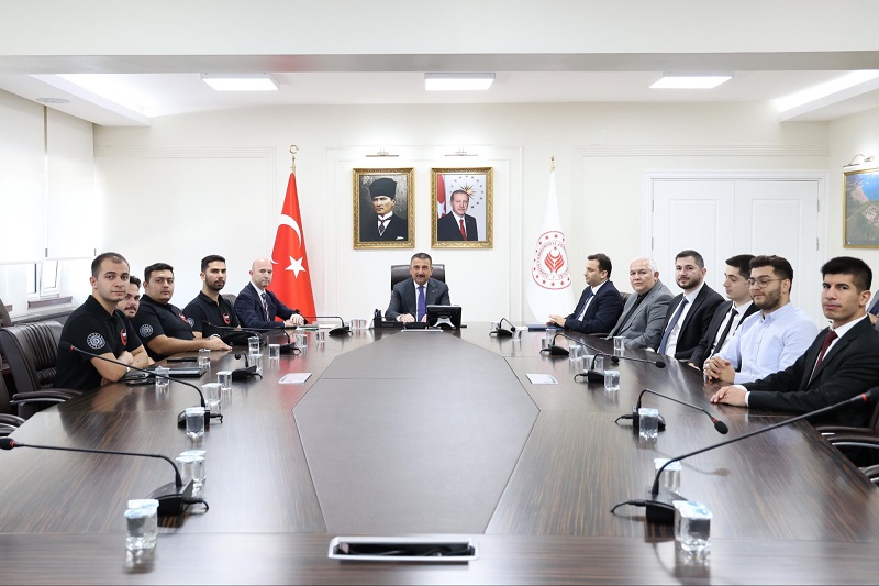 Vali Osman Hacıbektaşoğlu, Siber Vatan Öğrencilerini ve NASA Onur Listesi’ne Giren Yusuf Nas’ı Kabul Etti Vali Osman Hacıbektaşoğlu, CYROPS Siber Güvenlik A.Ş. kurucuları Sadican Üstün,