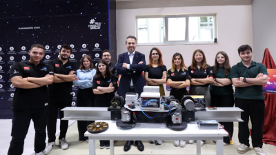 Enerji ve Tabii Kaynaklar Bakanı Alparslan Bayraktar, Samsun’da öğrencilerle bir