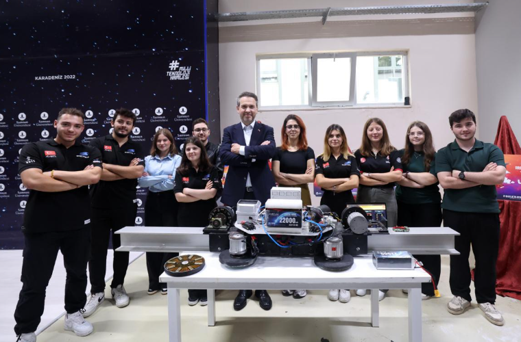 Enerji ve Tabii Kaynaklar Bakanı Alparslan Bayraktar, Samsun’da öğrencilerle bir