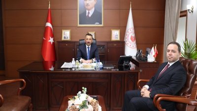 Vali Osman Hacıbektaşoğlu, İl Milli Eğitim Müdürü Uygar Keskin’i makamında