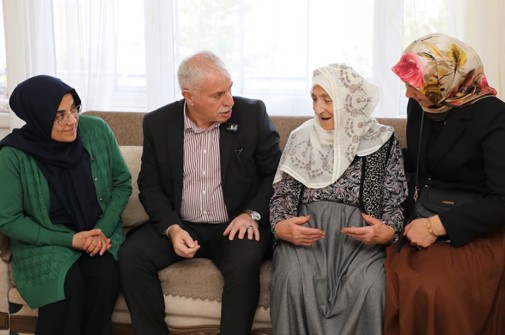 Bayburt Belediye Başkanı Mete Memiş, eşi Zeynep Memiş ile birlikte