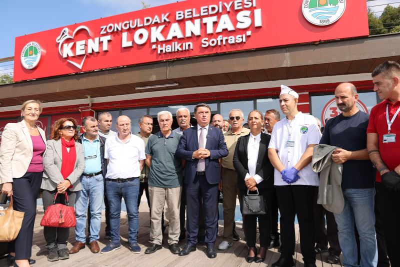 Belediye Başkanı Tahsin Erdem, Kent Lokantası’nı ziyaret ederek vatandaşlarla bir