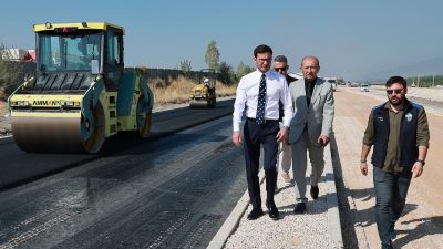 Tokat Belediyesi Fen İşleri Müdürlüğü tarafından yürütülen yol genişletme, asfalt