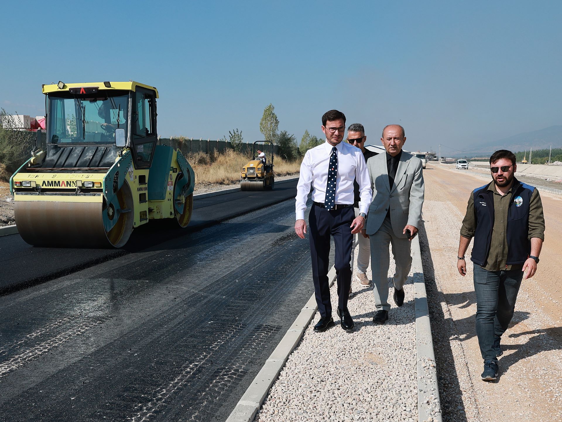 Tokat Belediyesi Fen İşleri Müdürlüğü tarafından yürütülen yol genişletme, asfalt