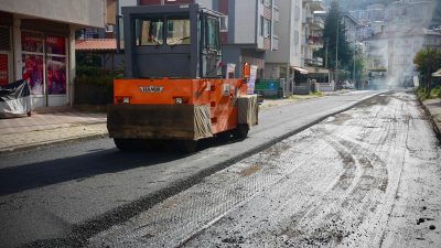 Fen İşleri Müdürlüğü ekipleri, sonbaharın elverişli hava koşullarını değerlendirerek mahalle