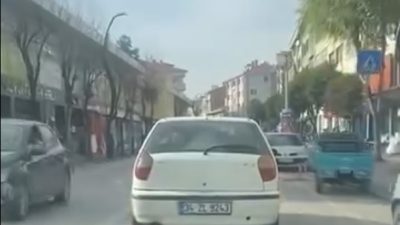 Bolu’da seyir hâlindeki bir otomobilinin camından reklam broşürü atarak çevreyi