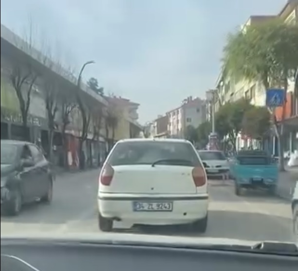 Bolu’da seyir hâlindeki bir otomobilinin camından reklam broşürü atarak çevreyi