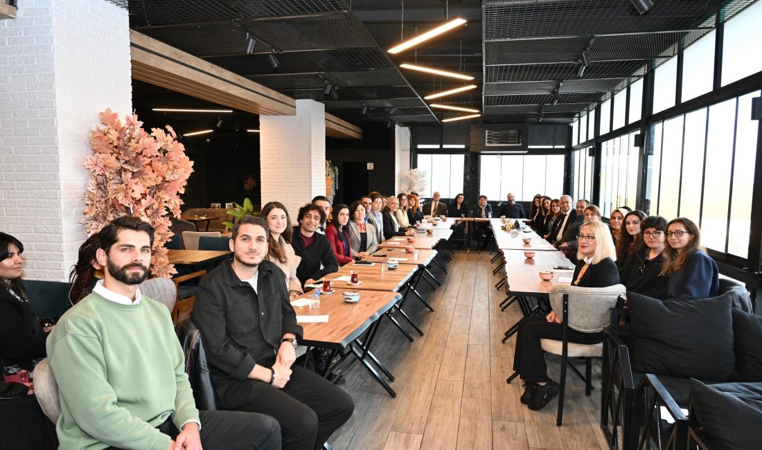 “Bir Kahve, Bir Sohbet” Buluşmaları İletişim Fakültesi ile Devam Etti Kocaeli Üniversitesi’nde akademik birimler arasındaki iletişimi güçlendirmek, fakültelerin çalışmalarını daha