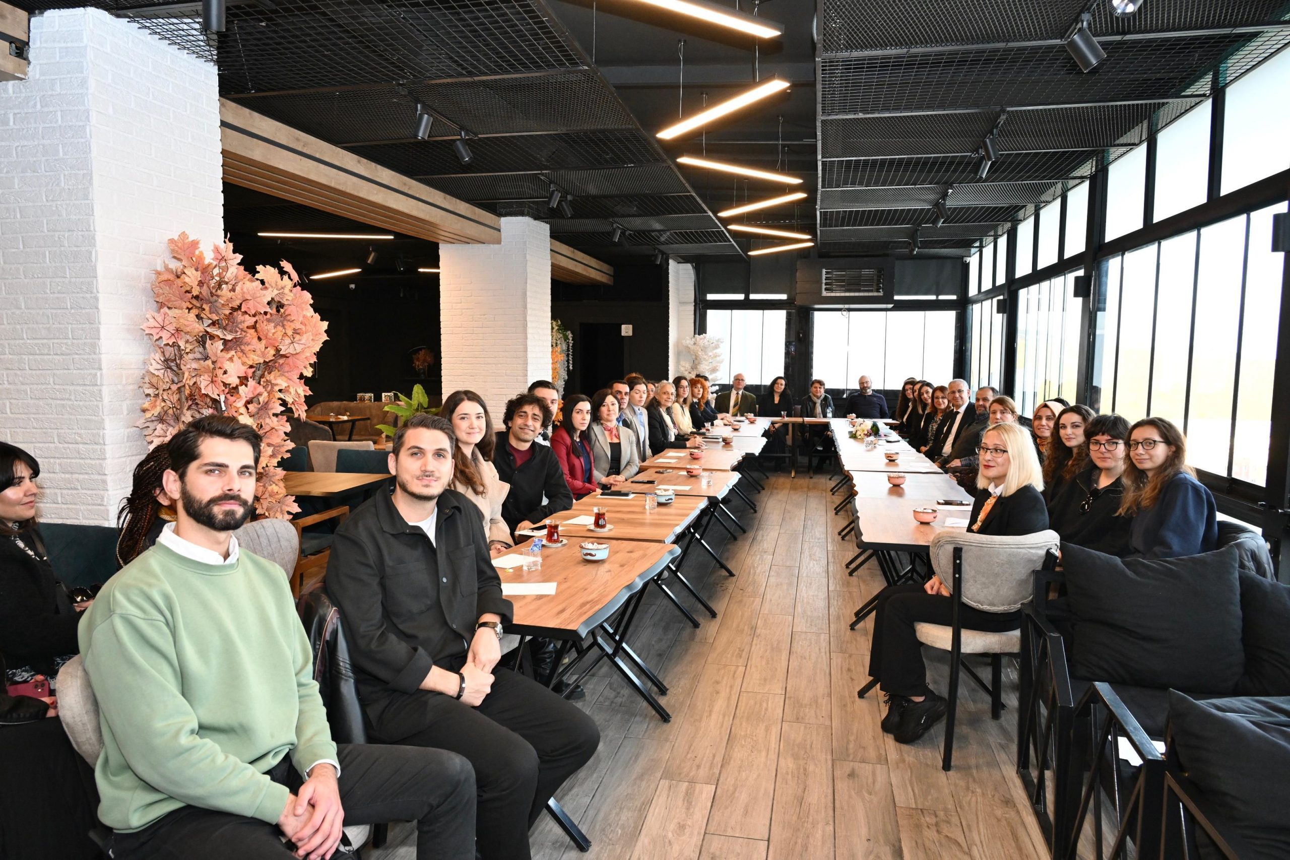 “Bir Kahve, Bir Sohbet” Buluşmaları İletişim Fakültesi ile Devam Etti Kocaeli Üniversitesi’nde akademik birimler arasındaki iletişimi güçlendirmek, fakültelerin çalışmalarını daha